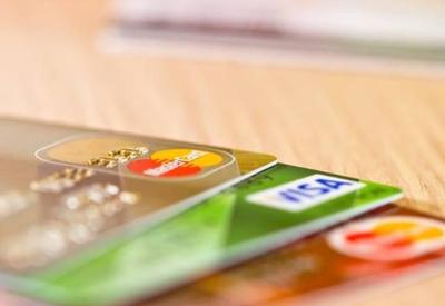 Juro do cartão de crédito rotativo vai para 317,5% em outubro