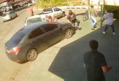 Vídeo: idosa perde o controle de carro e atropela três em BH