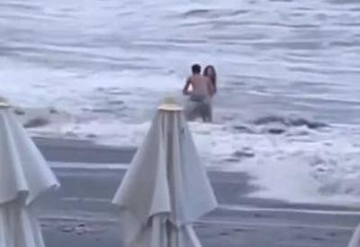 VÍDEO: mulher é arrastada pelo mar e desaparece em uma praia da Rússia