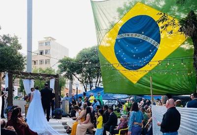 Bolsonaristas realizam casamento em frente a quartel do Exército no PR