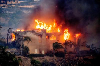 Incêndios na Califórnia destroem casas e força retirada de 10 mil pessoas