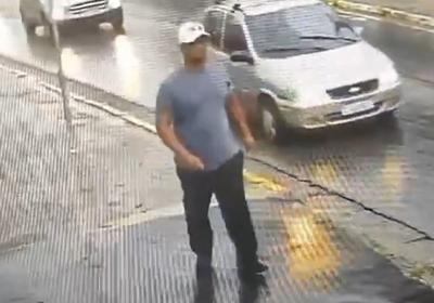 Exclusivo: vídeo de circuito de segurança mostra assassino de delator do PCC