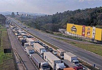 Incêndio de caminhão com carga explosiva interdita a Rodovia Castello Branco em SP