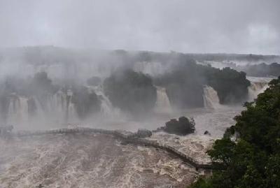 Passarela das Cataratas do Iguaçu é interditada após forte chuva