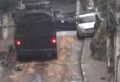 Caveirão desliza em rua do Complexo do Alemão após bandidos jogarem óleo no asfalto