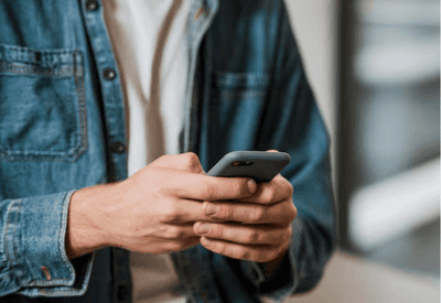 Uso excessivo de celular pode aumentar risco de trombose, alerta vascular