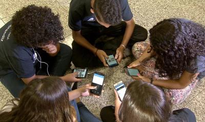 MEC orienta professores e escolas a restringir uso de celulares; entenda polêmica