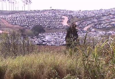 "Cemitério de carros" abandonados gera polêmica em Jacareí (SP)