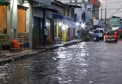 Cheia do Rio Negro alaga centro de Manaus e afeta mais de 500 mil no AM