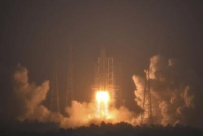 China lança sonda para colher amostras do lado oculto da Lua