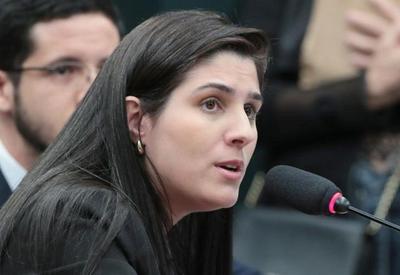 Relatora lê parecer favorável à proposta que acaba com aborto legal no Brasil