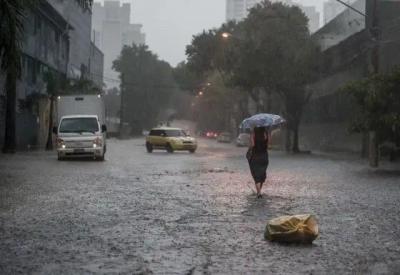 Chuva intensa e ventos de até 100 km/h: Inmet emite alerta laranja para 10 estados; veja quais