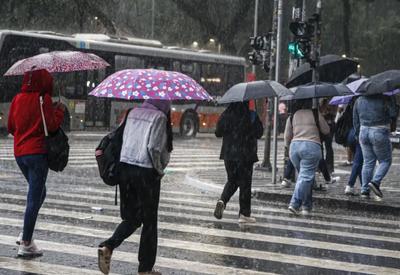 Inmet renova alerta de perigo com chuva em 17 Estados e o DF neste domingo (19)