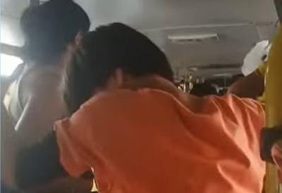 Vídeo: passageiros ficam presos em ônibus alagado durante enchente em Guarulhos
