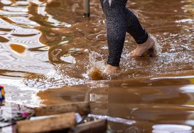 SBT News madrugada: Chuva forte causa alagamentos e ao menos uma morte em SP