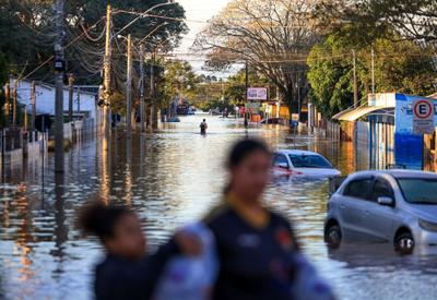 SBT News na TV: número de mortes por enchentes passa de 150 no RS