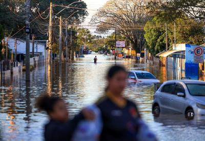 Abrigo organizado por voluntários reúne 700 pessoas em Porto Alegre