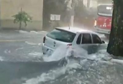 São Paulo enfrenta alagamentos e queda de energia após forte chuva nesta terça-feira (18)