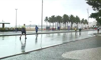  Frente fria muda planos de feriadão no Rio e esvazia praias