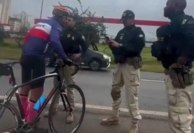 Bate-boca entre ciclista e policiais rodoviários gera confusão em Brasília