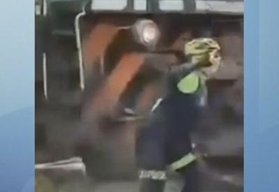 VÍDEO: Ao tirar “selfie”, ciclista é atropelada por trem em Uberaba (MG)