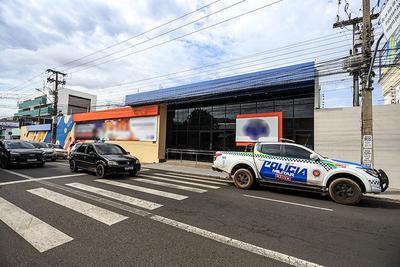 Jovem de 17 anos atira em ex-namorado dentro de escola: 'Ele merecia morrer'