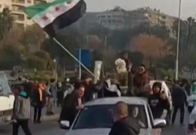 Multidão toma Damasco após Bashar al-Assad sair da Síria