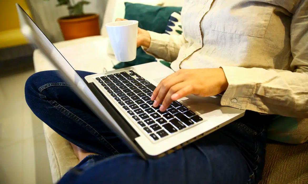 Uso exagerado de inteligência artificial pode reduzir capacidade de aprendizado, revela pesquisa