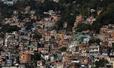 Traficantes adotam práticas de milícias e controlam serviços de internet no Rio
