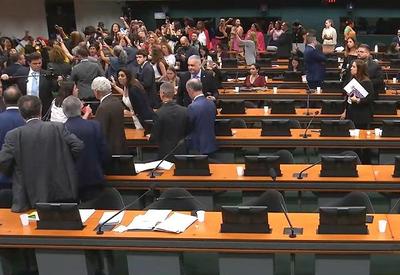 Mulheres interrompem discussão de proposta contra aborto: "Criança não é mãe, estuprador não é pai"