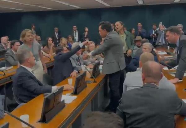 Imagem da notícia: Conselho de Ética da Câmara: advogado é chamado de rábula e diz que deputado 'tem sorte de ser idoso’