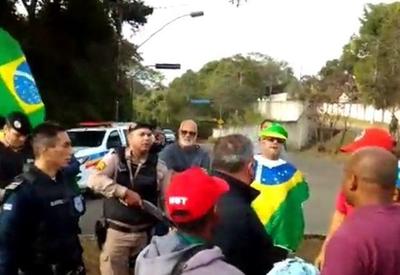 Visita de Lula em MG termina em tumulto entre manifestantes e polícia