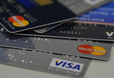 Câmara aprova urgência de projeto que limita juros no cartão de crédito