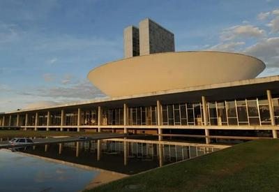 Bandeira do Brasil e frase "Democracia nos Une" serão projetadas no Congresso neste domingo