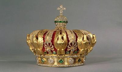Coroa de diamantes e esmeraldas é encontrada após roubo ao Museu do Louvre; veja imagens da joia