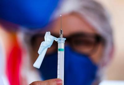 Com 100% da população vacinada com a 1ª dose, SP vê casos despencarem