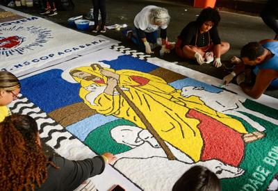 Tapetes de Corpus Christi: saiba por que as ruas ficam coloridas em celebração