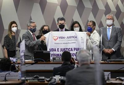 Poder Expresso: famílias de vítimas vão à CPI; Bolsonaro questiona vacinas