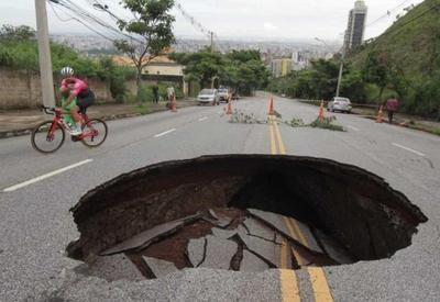 Cratera no meio da rua engole carro em Belo Horizonte; veja vídeo