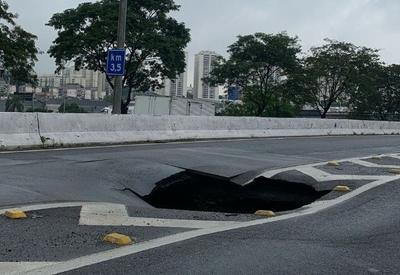 Chuva abre cratera e interdita trecho da Marginal Tietê, em São Paulo