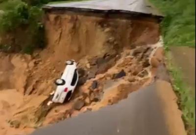 Vídeo: Cratera engole carro após deslizamento em rodovia de SC