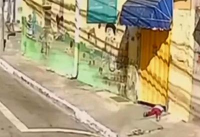 VÍDEO: Menino de 3 anos foge de creche em SP por vão no portão