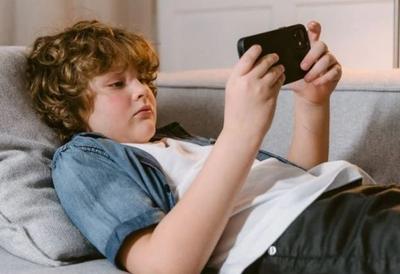 Austrália aprova lei que proíbe redes sociais para menores de 16 anos 