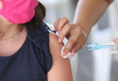 Falta de imunizantes está afetando a vacinação de crianças contra a covid-19