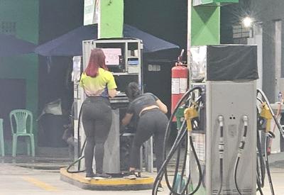 Justiça proíbe posto de gasolina de PE de obrigar funcionárias a usarem cropped e legging