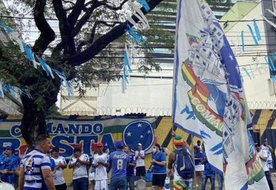 Cruzeiro completa 100 anos com aglomeração no clube mineiro