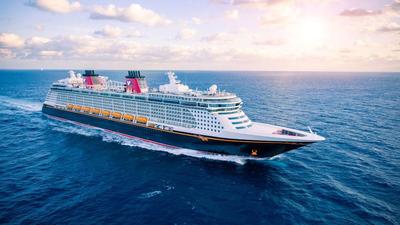 Criança cai de navio de cruzeiro da Disney e pai pula em alto mar para salvá-la