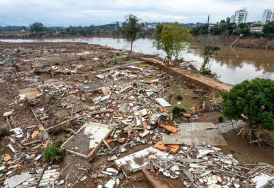 Moradores de Cruzeiro do Sul (RS) são obrigados a deixar suas casas devido a risco de deslizamento de terra