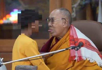 Dalai Lama é flagrado pedindo para criança "chupar sua língua"