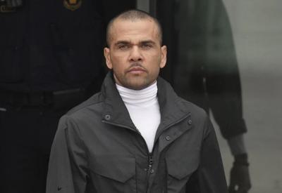 Daniel Alves recupera passaportes após condenação por estupro ser anulada
